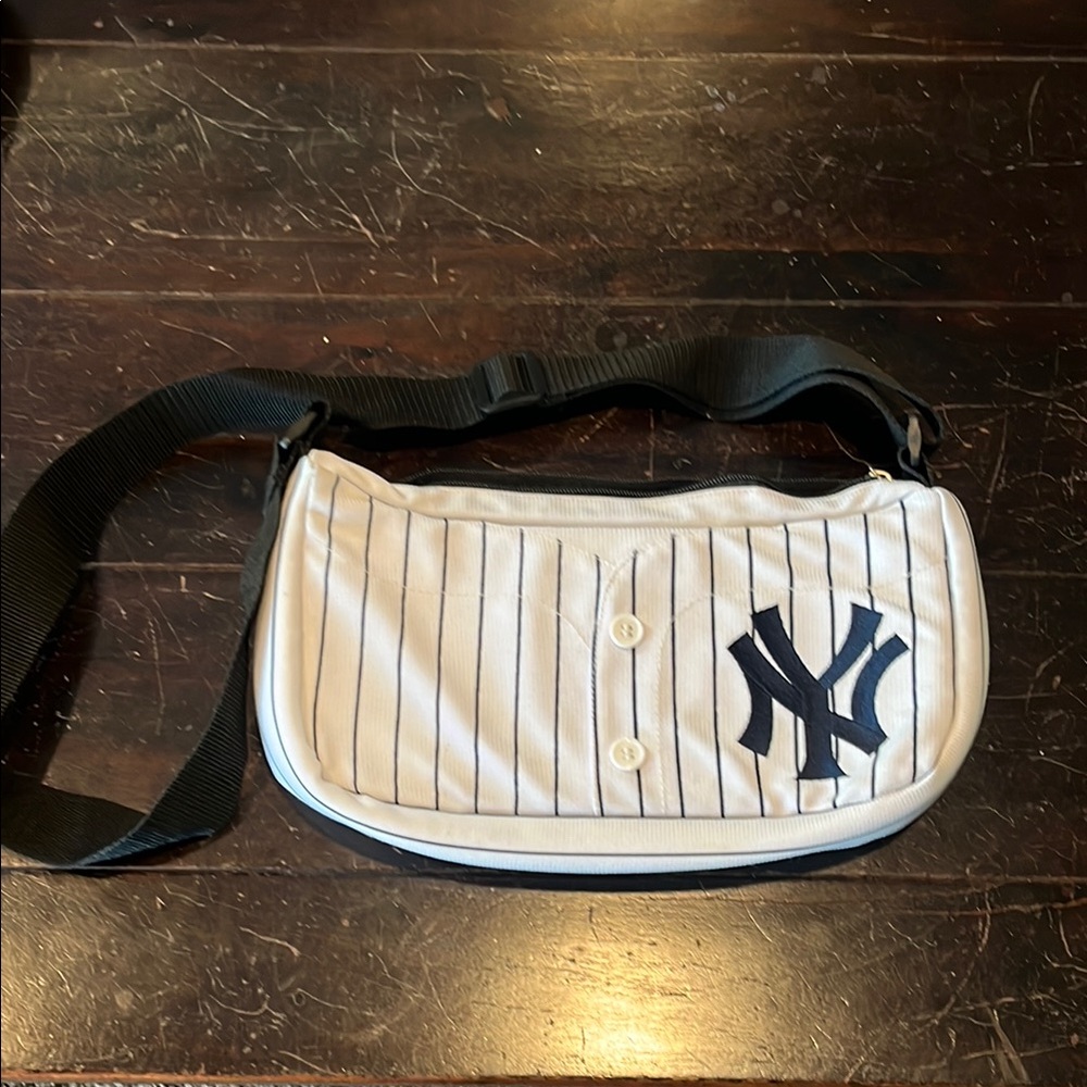 MLB White and Black Crossbody Bag with Yankees Logo